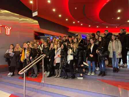 Ученици гледат филма за Боян Петров на специални прожекции
