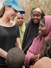 Джоли иска правосъдие в Дарфур